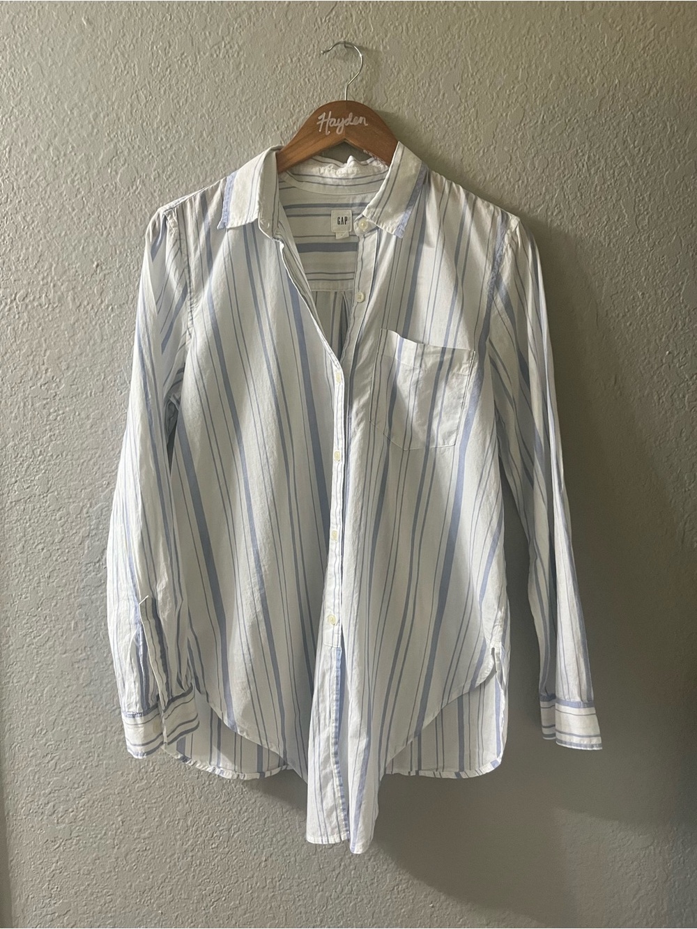 GAP Men's White and Light Blue Vertical Stripe Button-Down